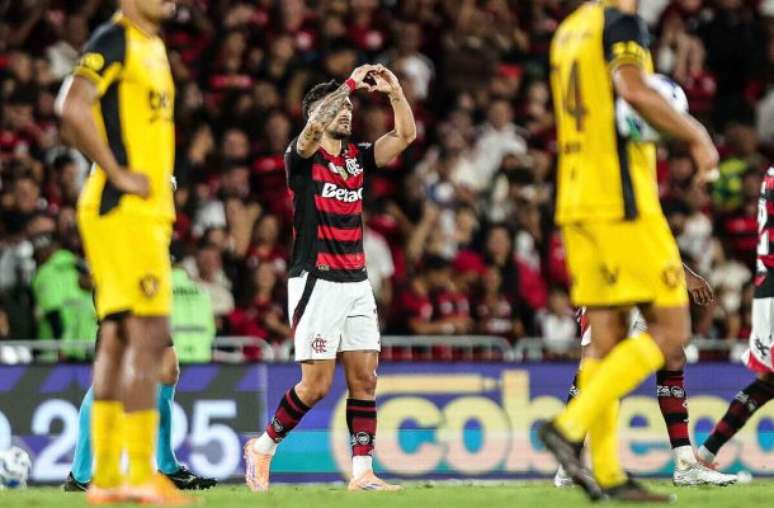 Gilvan de Souza/Flamengo - Legenda: Petkovic celebra o seu golaço contra o Sport. Se iguala a Doval como maior artilheiro estrangeiros do Fla (94 gols) / Jogada10