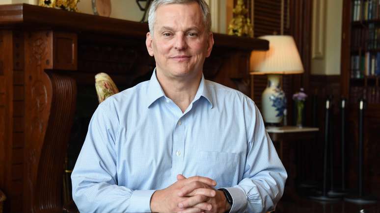 O governador da Carolina do Norte, Josh Stein, assumiu papel de lideran&ccedil;a na coordena&ccedil;&atilde;o de a&ccedil;&otilde;es legais contra os fabricantes de opioides