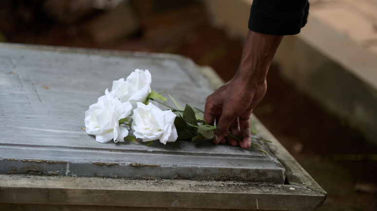 Visitar o túmulo ou acender velas em homenagem a quem partiu ajuda a compreender o luto e a recordar a pessoa de forma saudável