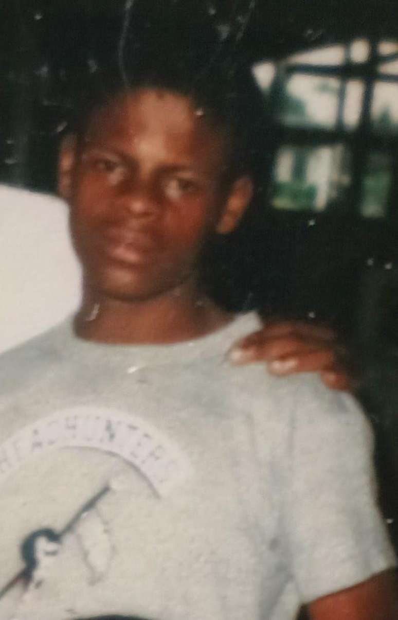 O assassinato de seu irm&atilde;o pesou muito na inf&acirc;ncia de Ron Bishop.