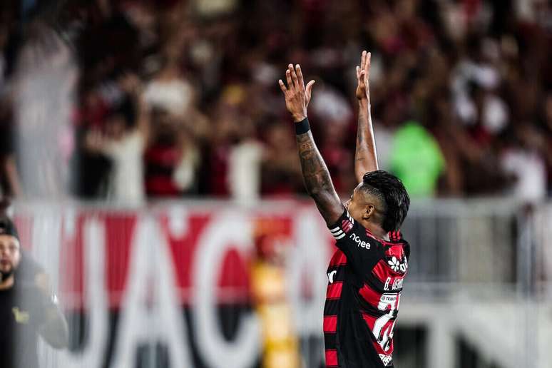 Bruno Henrique corre para a galera para comemorar o primeiro gol do Flamengo contra o Sport. Fotos: Gilvan de Souza/Flamengo