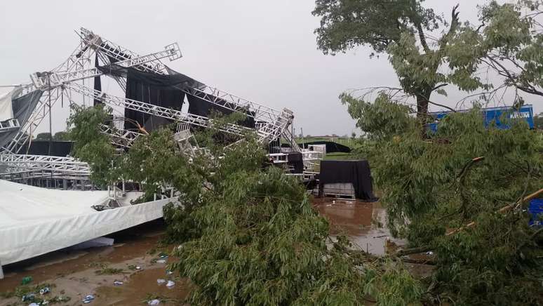 Vendaval derrubou estrutura de festa em Regente Feij&oacute;
