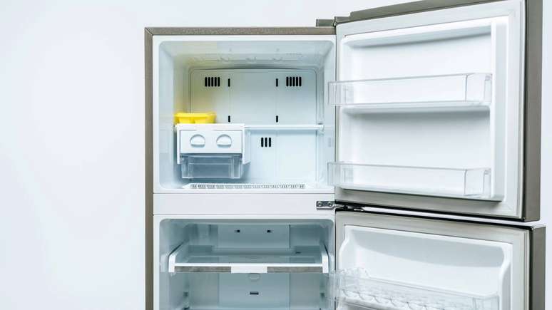 Coloque um potinho com a borra usada e fria dentro da geladeira e pronto: adeus cheiros fortes, ol&aacute; praticidade! &ndash; depositphotos.com / IgorVetushko