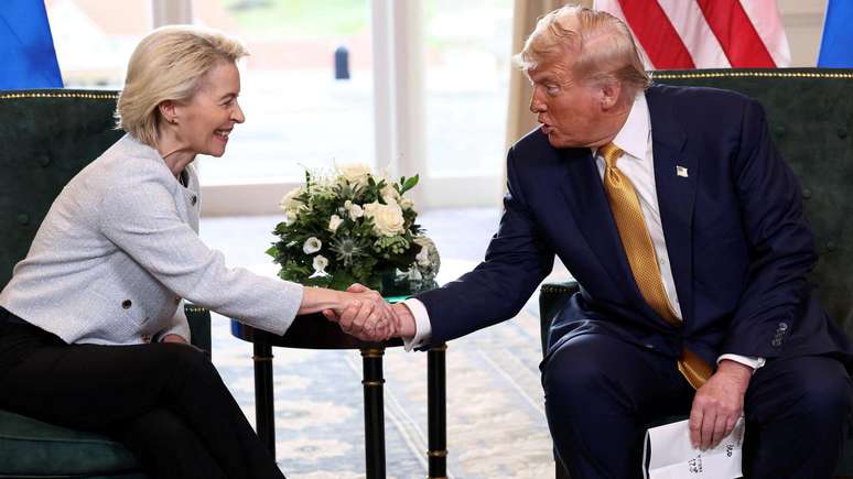 A presidente da Comiss&atilde;o Europeia, Ursula von der Leyen, e Trump anunciam um acordo em julho
