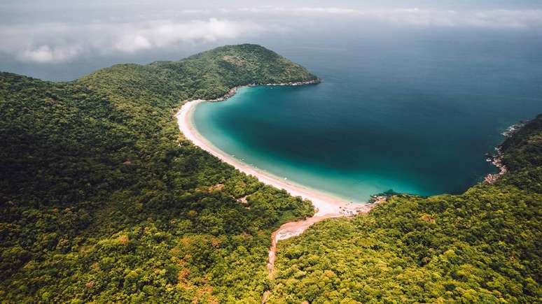 Lopes Mendes, Lagoa Azul e as ruínas do Lazareto estão entre os pontos imperdíveis de um destino que valoriza o turismo consciente e sustentável – depositphotos.com / hello@peterorsel.com