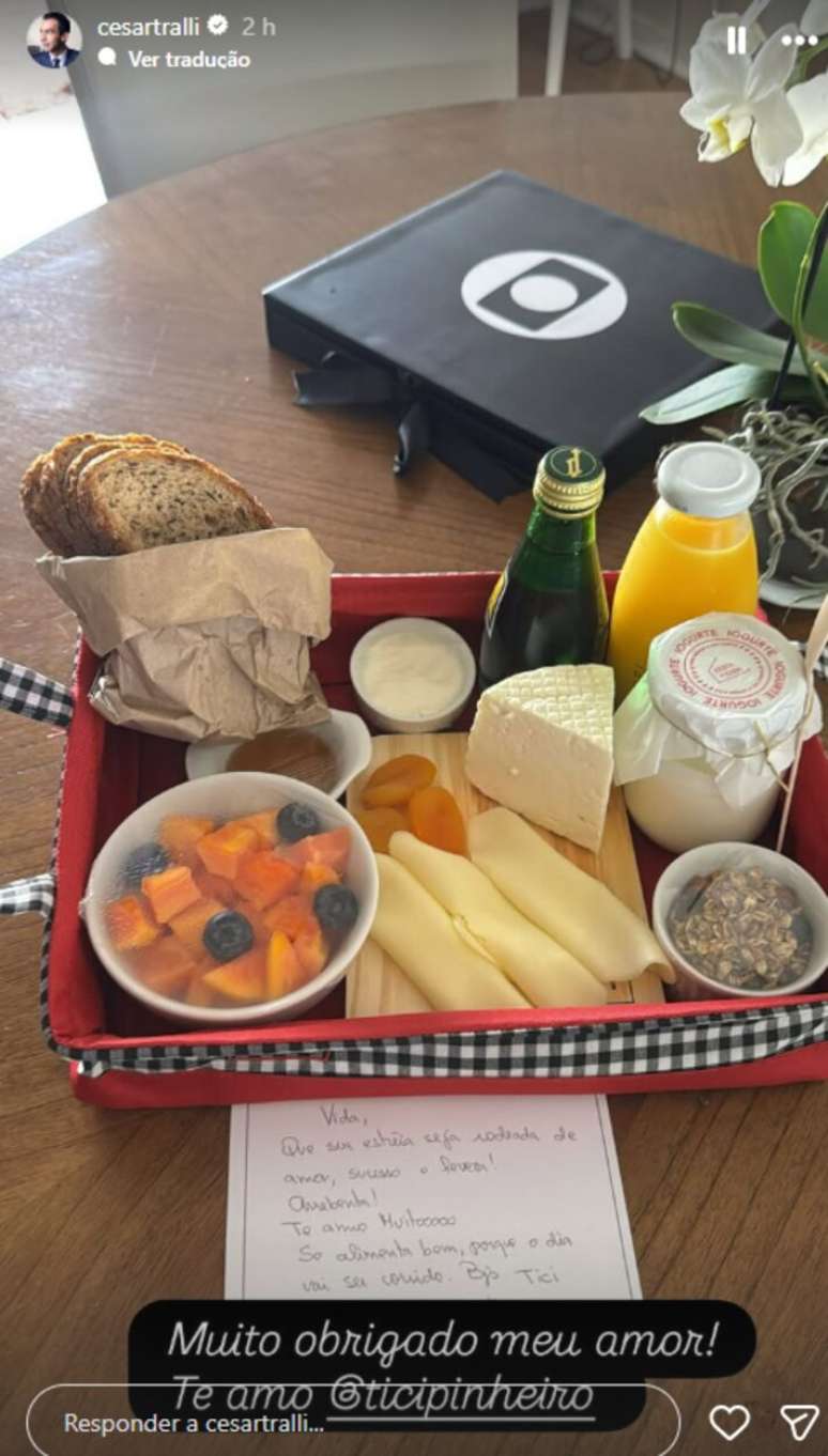 C&eacute;sar Tralli recebe cesta de Ticiane Pinheiro, em homenagem ao novo ciclo do jornalista