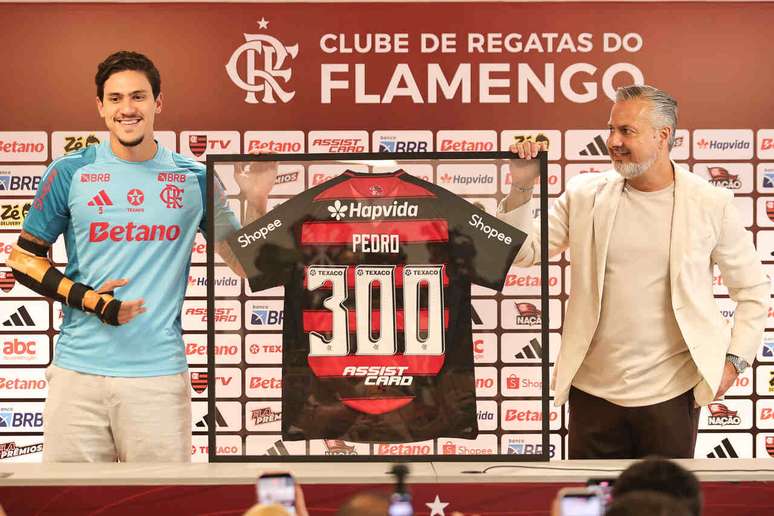 Pedro recebe homenagem do Flamengo &ndash;