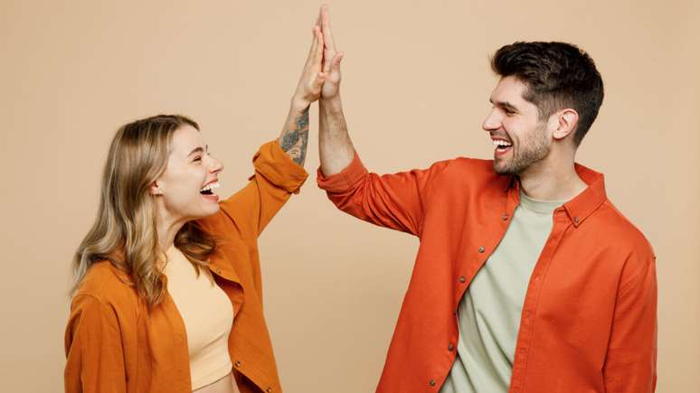 Se voc&ecirc; est&aacute; curioso sobre as compatibilidades astrol&oacute;gicas com a amizade colorida, confira os signos que se d&atilde;o bem com ela