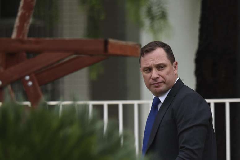 O tenente-coronel do Ex&eacute;rcito Mauro Cid chegando em casa ap&oacute;s audi&ecirc;ncia no Supremo Tribunal Federal (STF), onde foram realizados os &uacute;ltimos tr&acirc;mites relativos ao cumprimento da pena por envolvimento na trama golpista