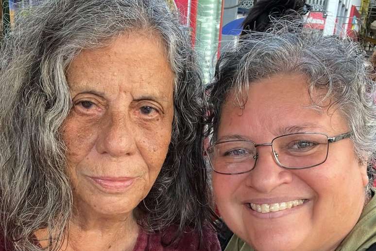 Maria Gladys posa com uma f&atilde;, no Rio de Janeiro