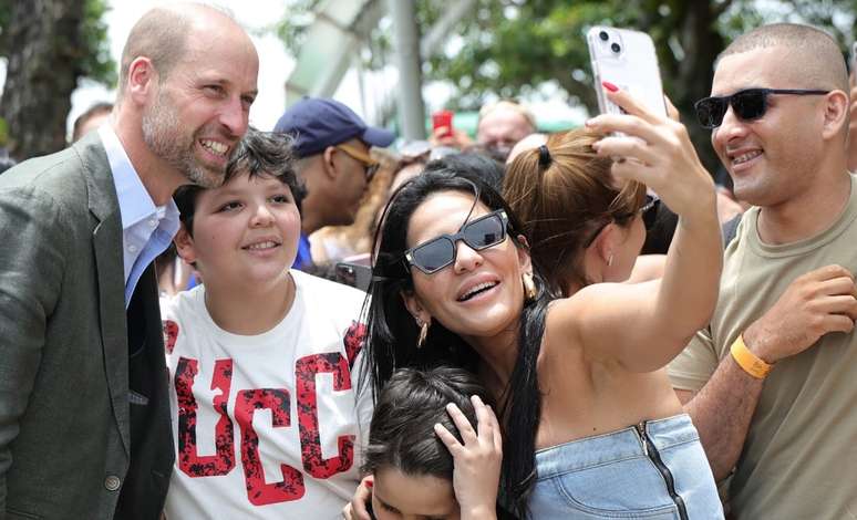 Between selfies with tourists, Prince William receives the keys to Rio at Sugar Loaf