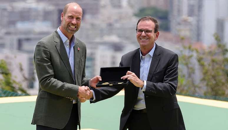 Mayor Eduardo handed over the keys to the city to the prince during an event in Pão de Açúcar, Rio de Janeiro