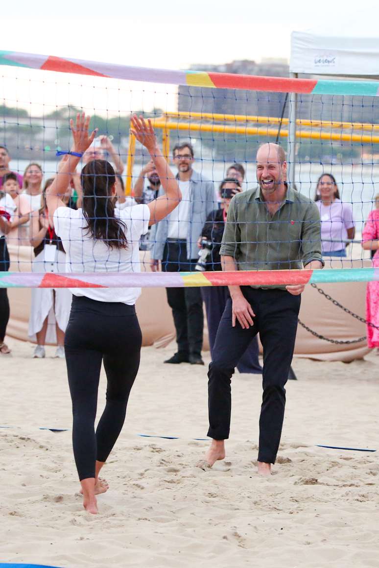 Príncipe William joga vôlei de praia nas areias de Copacabana nesta segunda-feira, 3
