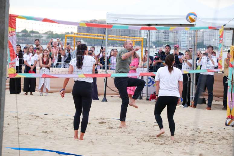 Príncipe William joga vôlei de praia nas areias de Copacabana nesta segunda-feira, 3