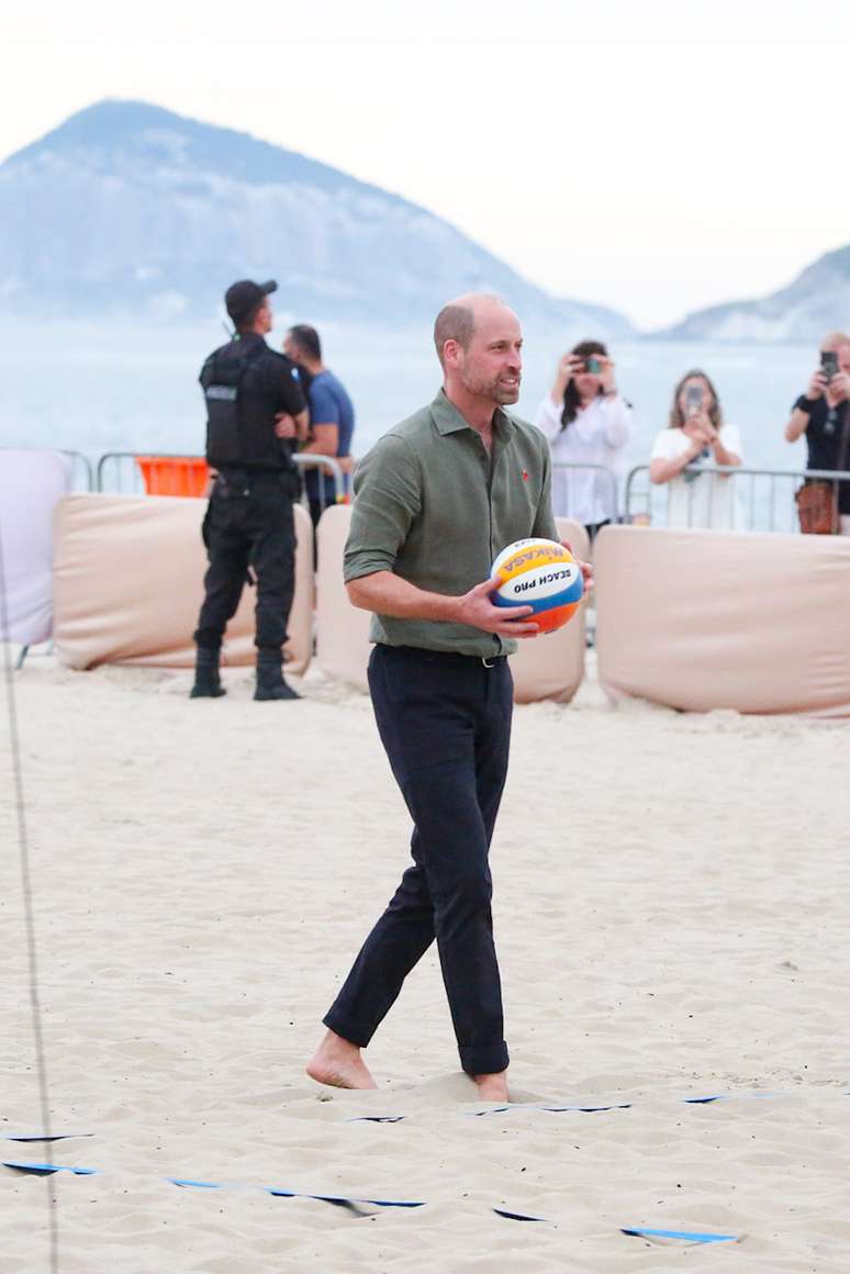 Príncipe William joga vôlei de praia nas areias de Copacabana nesta segunda-feira, 3