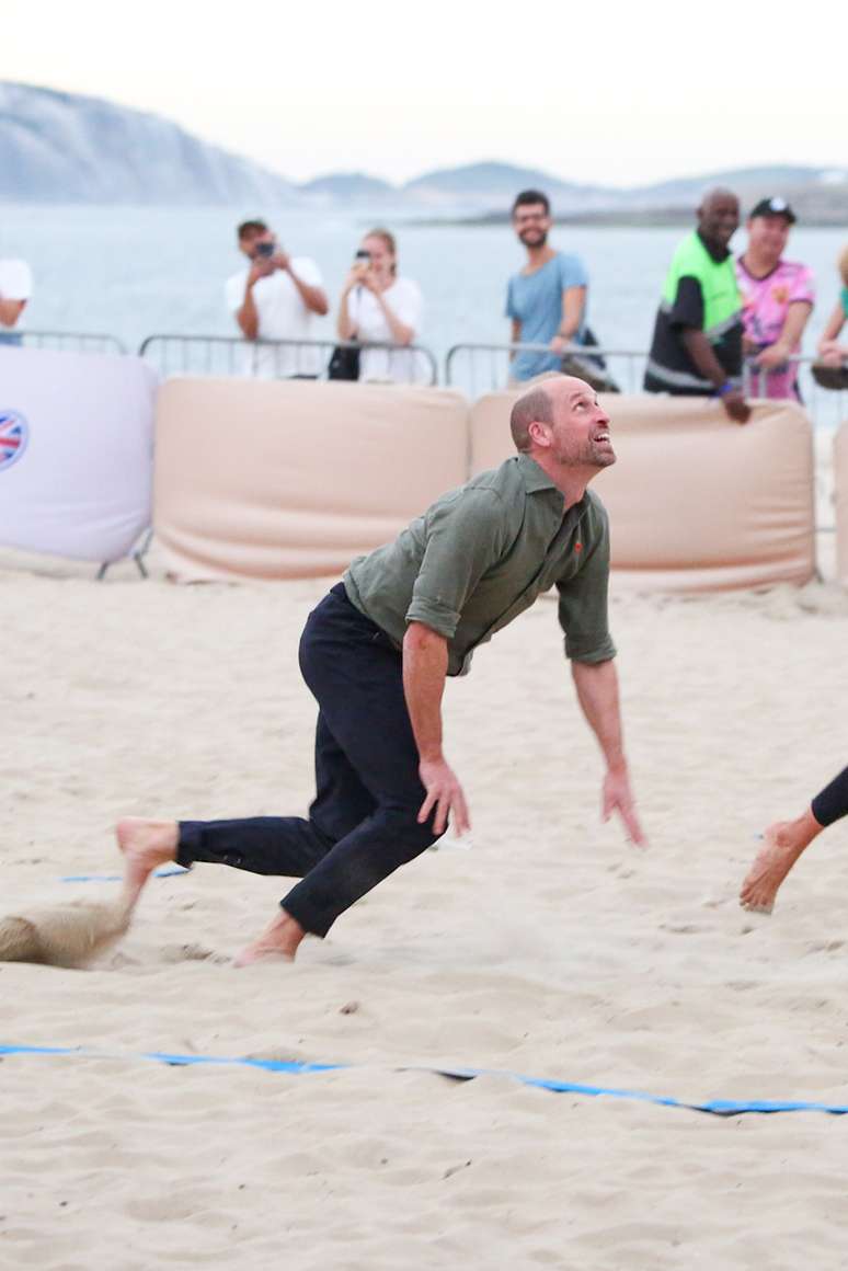 Príncipe William joga vôlei de praia nas areias de Copacabana nesta segunda-feira, 3