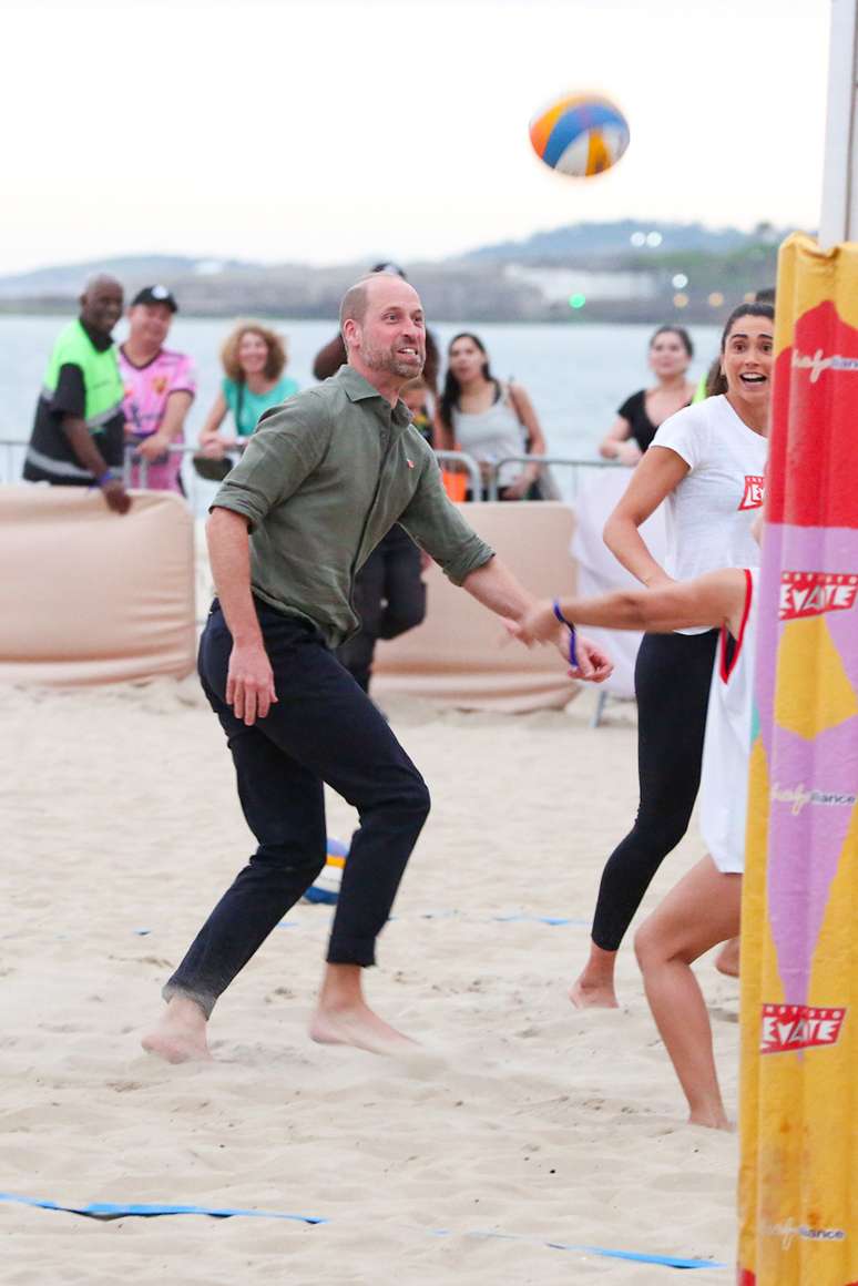 Príncipe William joga vôlei de praia nas areias de Copacabana nesta segunda-feira, 3