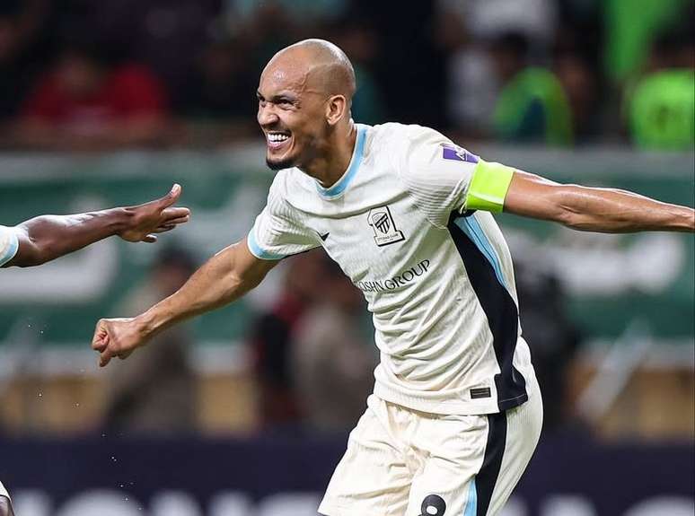 Fabinho comemora gol pelo Al-Ittihad