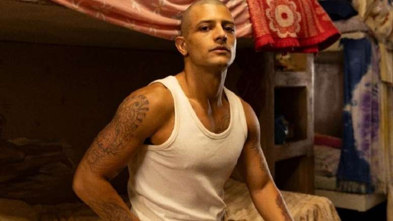 Cristian Cravinhos wearing panties in series is reminiscent of the fetish shown in a soap opera Globo