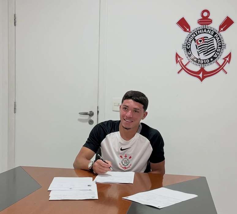Corinthians renovou o contrato com o meia Guilherme Pires 
