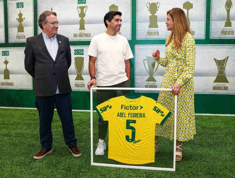 O técnico Abel Ferreira entre a presidenta Leila Pereira e o vice-presidente Paulo Buosi  –