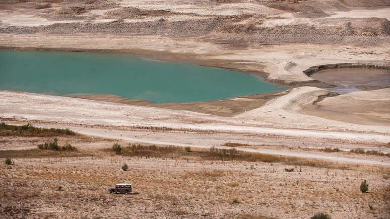 O reservatório da represa Lar, perto de Teerã, apresentava nível de água substancial em 2014