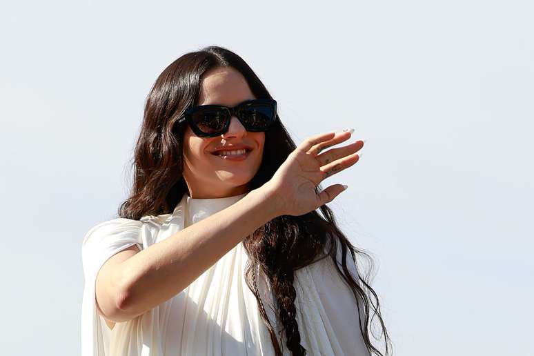 లక్స్ ఆల్బమ్ ప్రమోషన్ సందర్భంగా CDMXలో స్పానిష్ స్టార్ మరియు త్రయం లాటిన్ మాఫియా కలుసుకున్నారు, భవిష్యత్తు సహకారం కోసం అంచనాలను పెంచారు