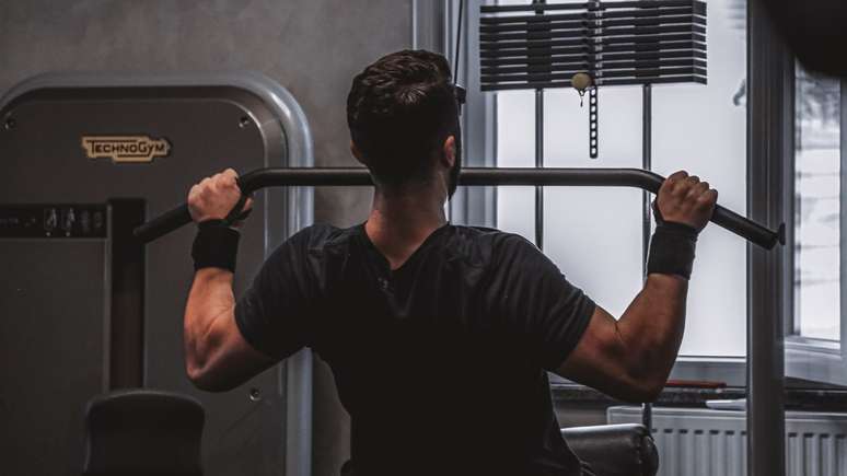 Musculação ajuda a combater a insônia ao equilibrar hormônios e promover sono profundo e restaurador, segundo estudo 