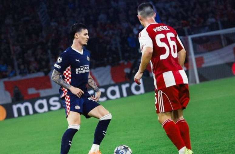 Gelson Martins vibra após fazer o gol do Olympiacos. Mas o PSV arrancou o empate no finzinho.