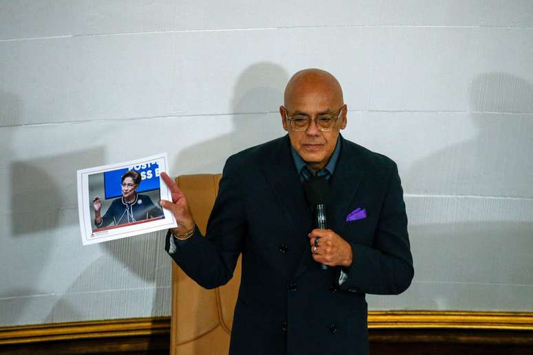 O presidente da Assembleia Nacional da Venezuela, Jorge Rodr&iacute;guez, presidiu a sess&atilde;o em que a primeira-ministra de Trinidad e Tobago foi declarada "persona non grata"