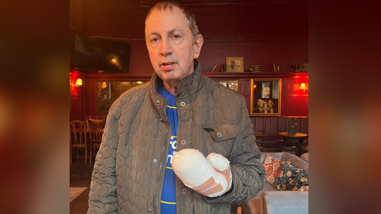 Stephen Crean tentou impedir o agressor de entrar no vag&atilde;o-restaurante, onde as pessoas estavam escondidas