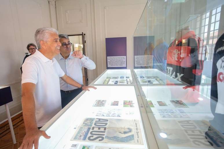Bebeto se emociona com a camisa do Flamengo na exposi&ccedil;&atilde;o no Pal&aacute;cio Tiradentes &ndash;