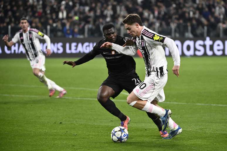 Yildiz, da Juventus não tem vida fácil diante da marcação de  Diomande.  Turco não leva seu time ao triunfo contra o Sporting.