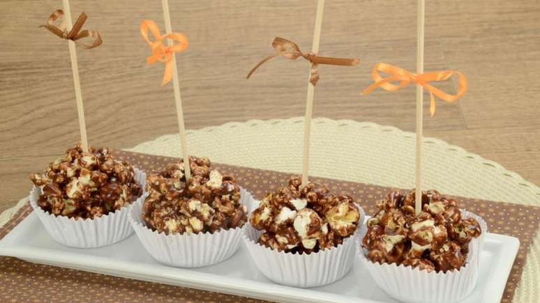 Pipoca no palito com chocolate &ndash; Foto: L&eacute;o Rubira