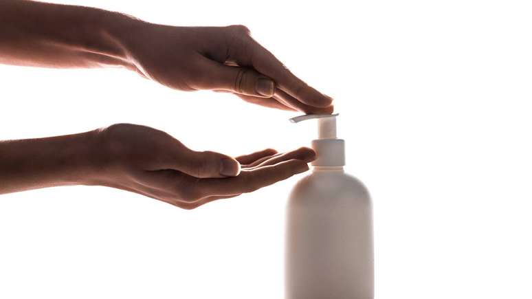 De acordo com o médico dermatologista é bastante importante cuidar e prevenir o ressecamento da pele; descubra os mitos e verdades