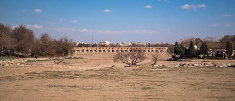 Especialistas receiam que a Ponte dos 33 Arcos sobre o rio Zayandeh Rud seco possa ser danificada pelo afundamento do solo, causado pela falta de água no leito do rio
