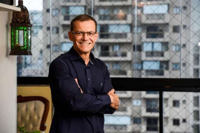 Natural de Nova Venécia, Contarato passou por diversos cargos na administração pública