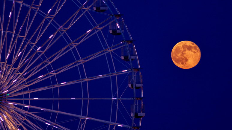 A superlua, conforme explicam especialistas, ocorre quando o astro, em fase cheia, atinge o perigeu, ponto em que está mais próximo da Terra