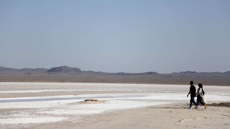 O lago salgado de Hoz-e Soltan, ao sul de Teerã, está quase seco