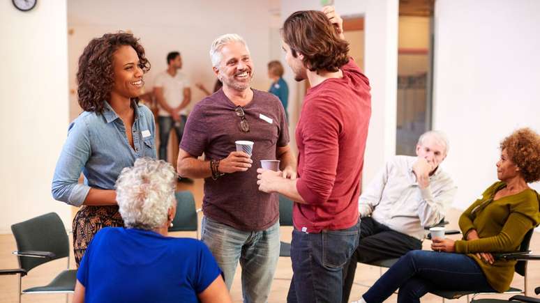 Estudo indica que extrovertidos têm sistema imunológico mais forte, mas reforça: sono, alimentação e saúde mental são fundamentais