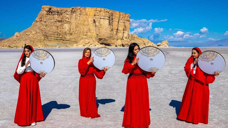 Mulheres protestam no leito seco do lago Urmia, para chamar a atenção para as crises causadas pelas mudanças climáticas e pelo esgotamento da água