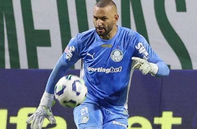 Weverton sofreu uma fissura na mão direita –