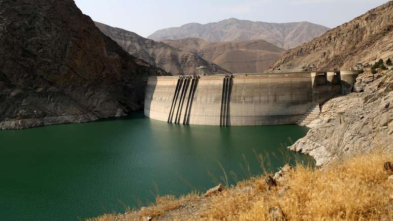 Com o esgotamento dos rios que a alimentam, o nível da água na represa Amir Kabir está baixando (foto de 29 de julho de 2025)