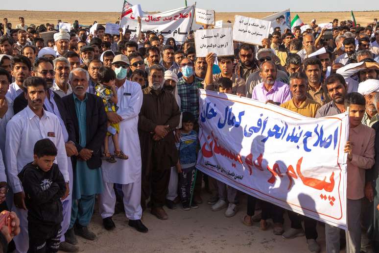 Manifestantes protestam sobre o leito seco da bacia do lago Hamun, no leste do Irã, contra a política governamental de preservação do maior lago de água doce do país