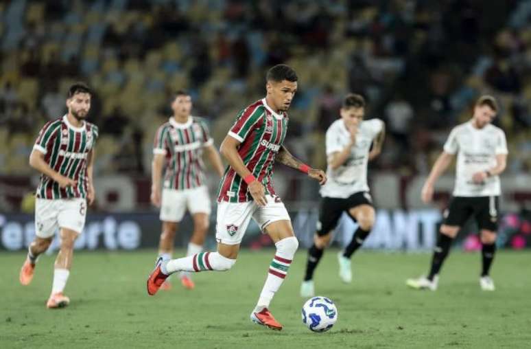 Torcida pede mais oportunidades a Júlio Fidelis –