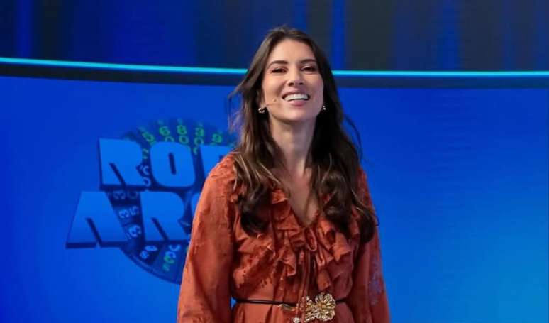 'Está grandão': prestes a completar dois anos, filho de Rebeca Abravanel surpreende em rara foto com a mãe famosa.