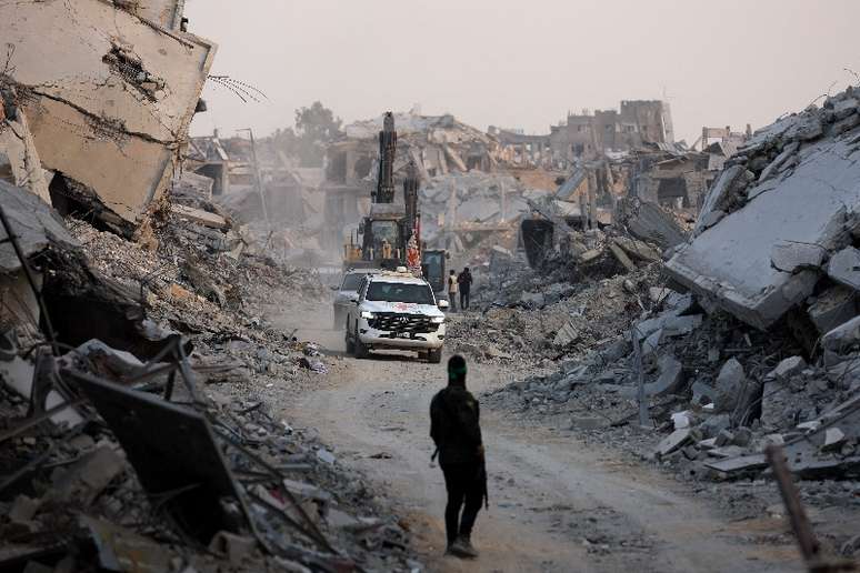 Veículos da Cruz Vermelha circulam pela Cidade de Gaza após o Hamas anunciar a localização do corpo de um soldado israelense mantido como refém 
REUTERS/Dawoud Abu Alkas