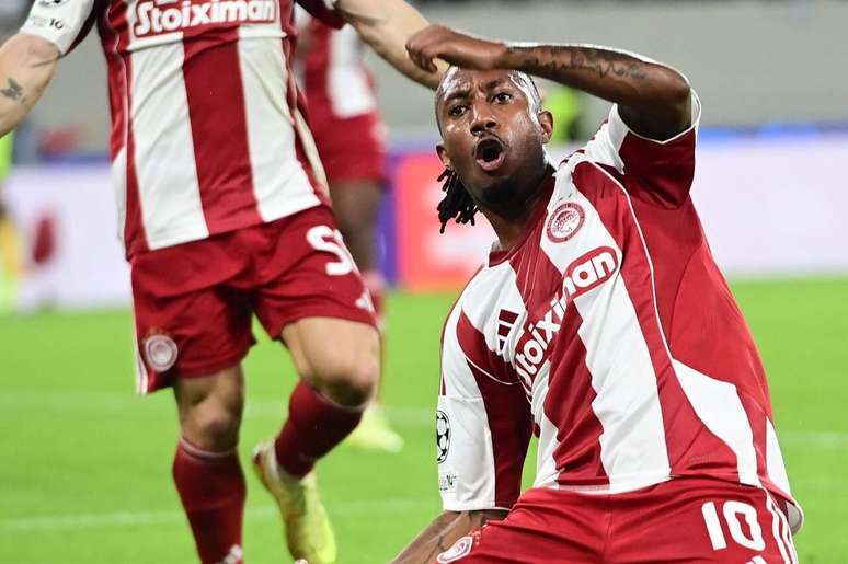 Gelson Martins vibra após fazer o gol do Olympiacos. Mas o PSV arrancou o empate no finzinho.