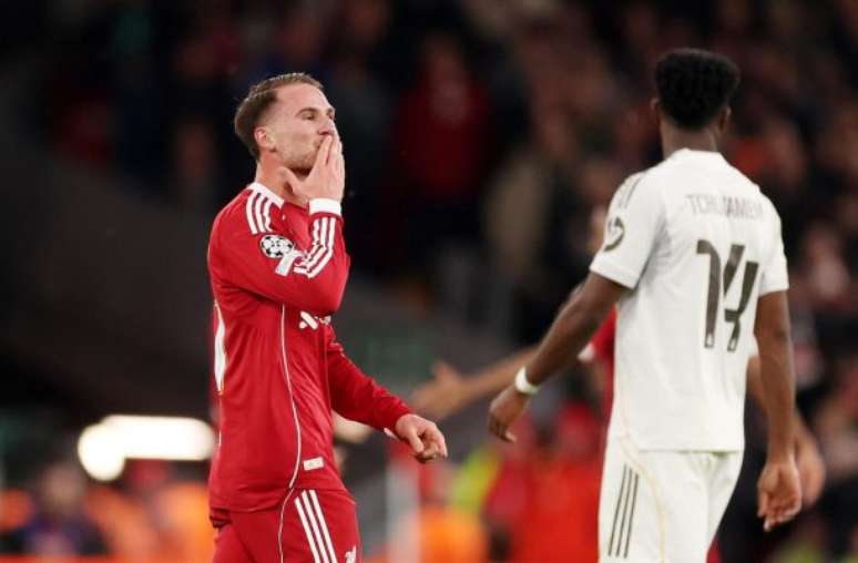 Courtois faz grande defesa em cabeçada de Van Dijk em Anfield –