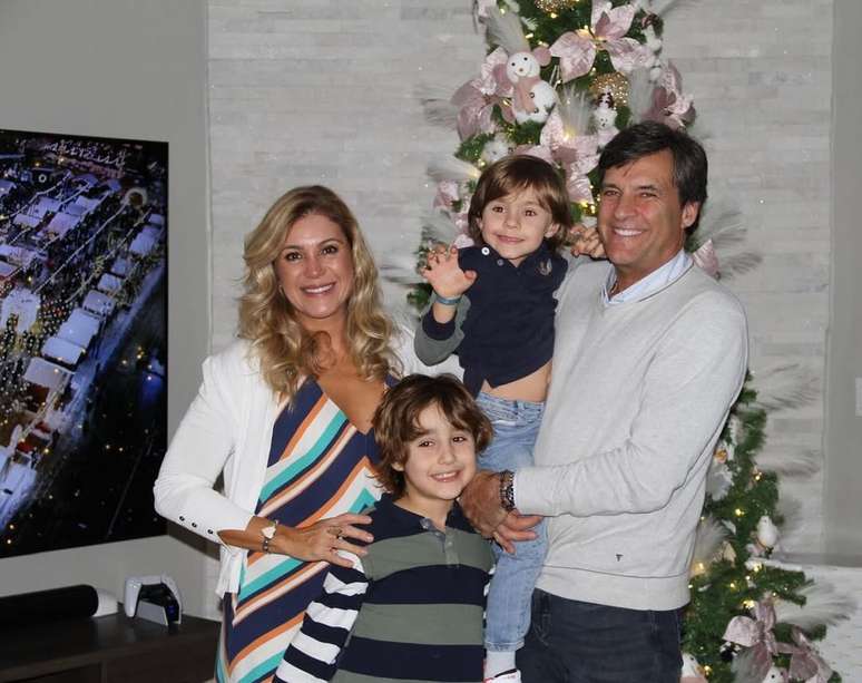 Fl&aacute;via Freire com o marido, Miguel Roquette, e os filhos Matheus e Francisco